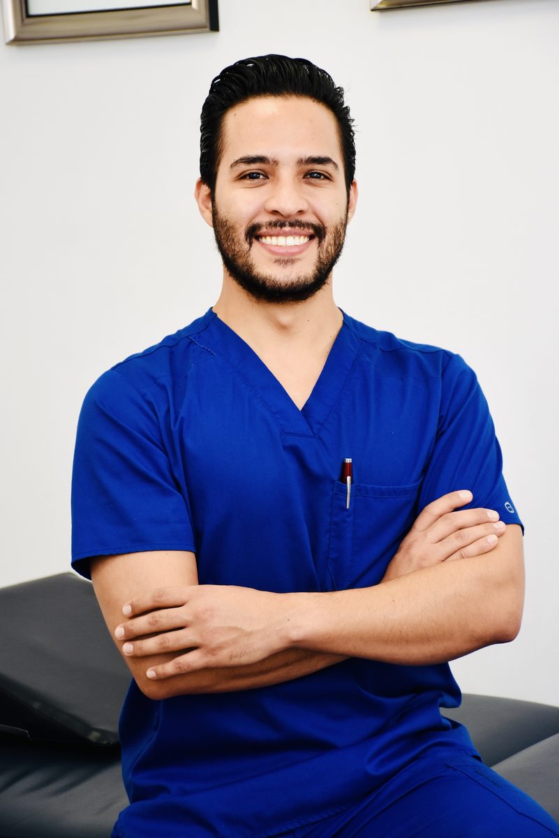 Dr. Zanndor del Real, cirujano gastrointestinal y bariátrico, en su consultorio